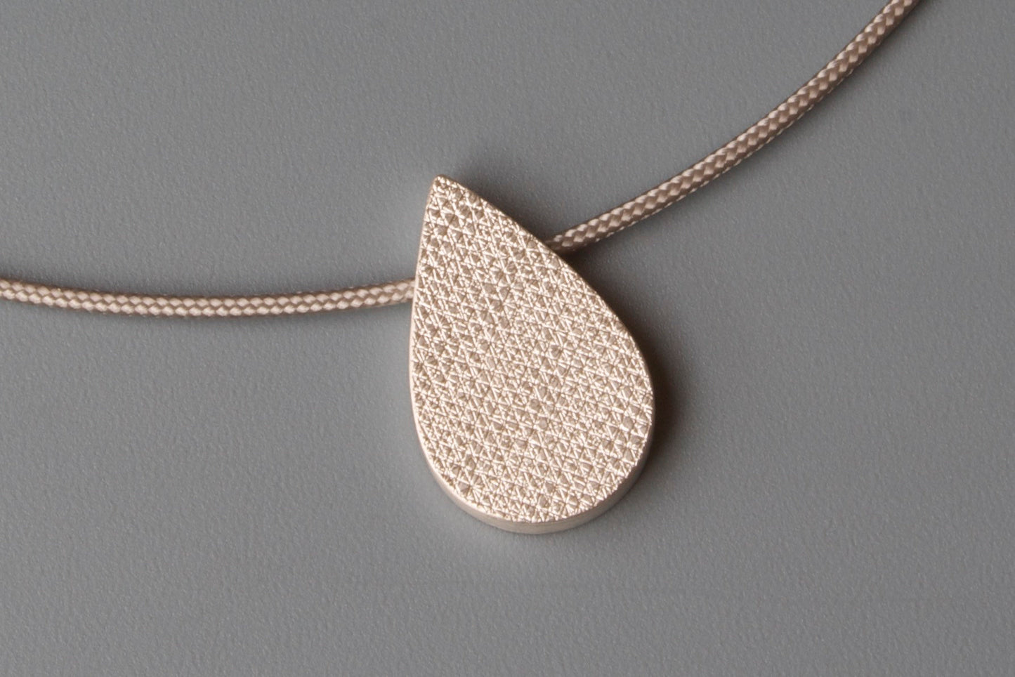 einzigartiges Fotomedaillon in Tropfenform aus Sterling Silber mit strukturierter Oberfläche