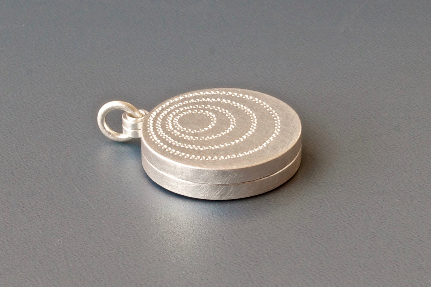 schlichtes Medaillon für zwei grosse Fotos mit konzentrischen Kreisen aus Sterling Silber