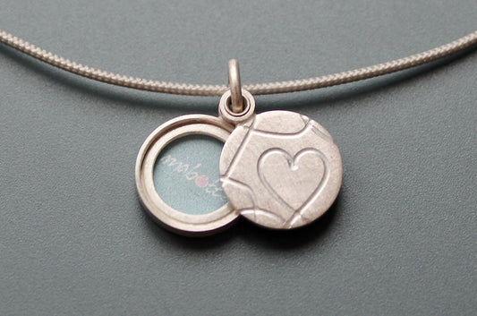 romantisches Minimedaillon für ein kleines Foto mit Herz