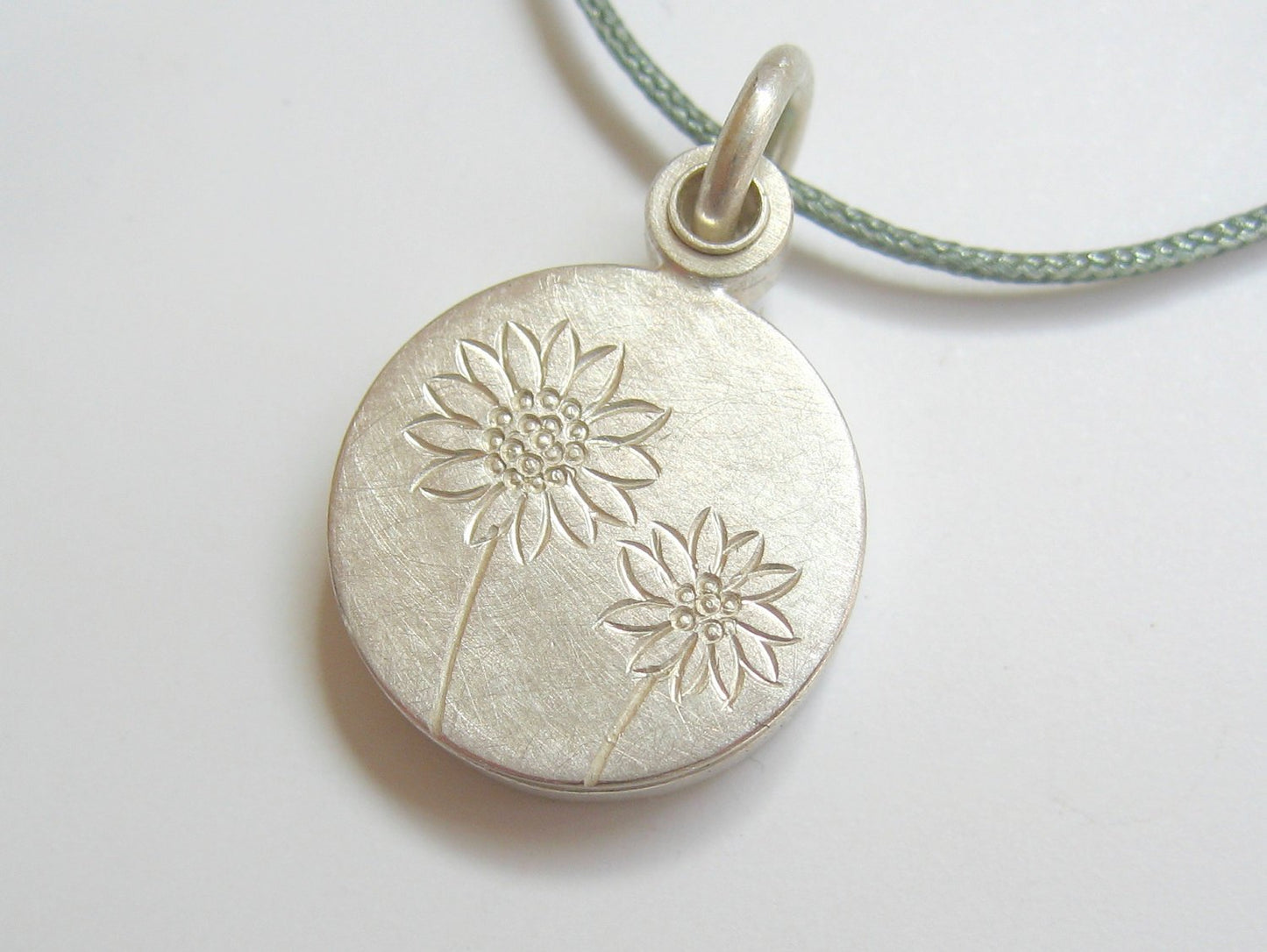 kleines Fotomedaillon mit Sonnenblumen aus Sterling Silber