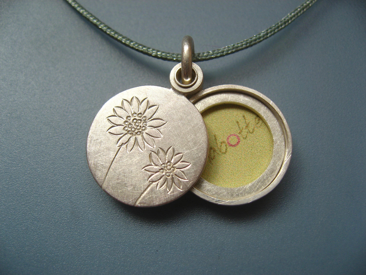 kleines Fotomedaillon mit Sonnenblumen aus Sterling Silber
