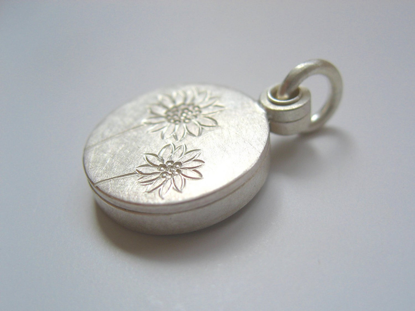kleines Fotomedaillon mit Sonnenblumen aus Sterling Silber