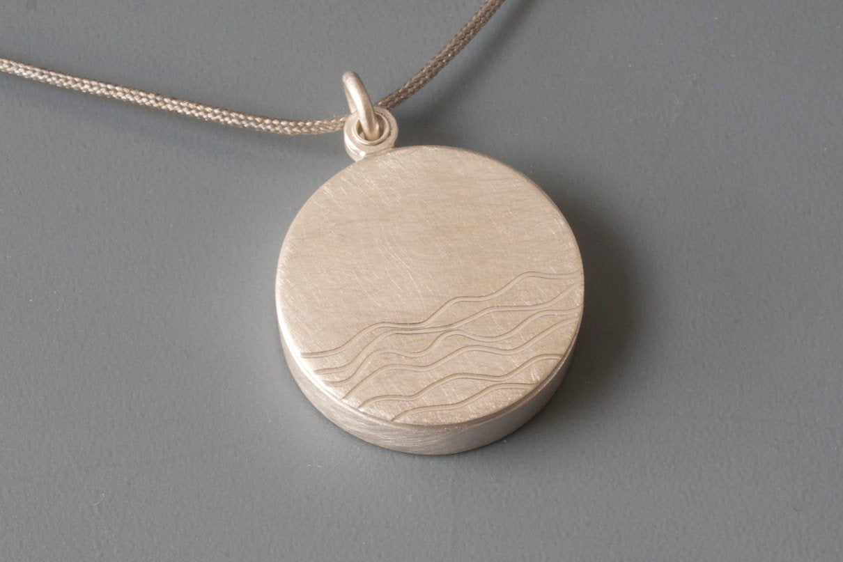 maritimes Glasmedaillon mit Wellen Strand Sand und Muscheln aus Sterling Silber