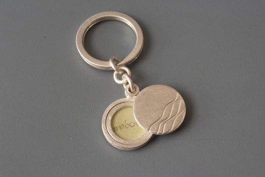 silberner Medaillon - Schlüsselanhänger für ein Foto mit Wellendesign