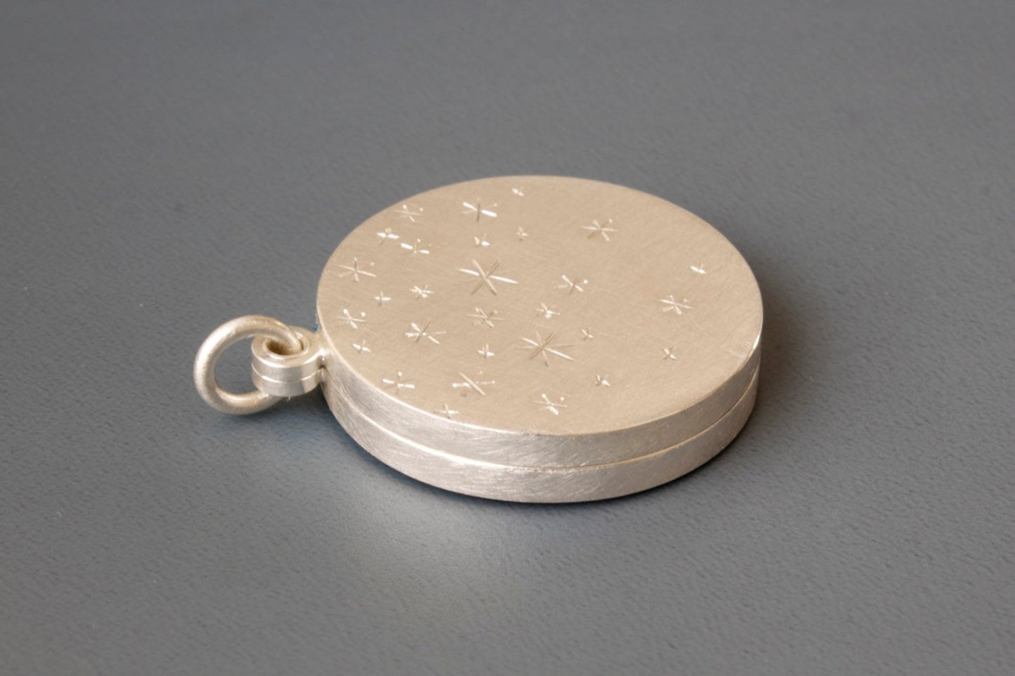 grosses Medaillon aus Sterling Silber für zwei Fotos mit Design Sternennacht