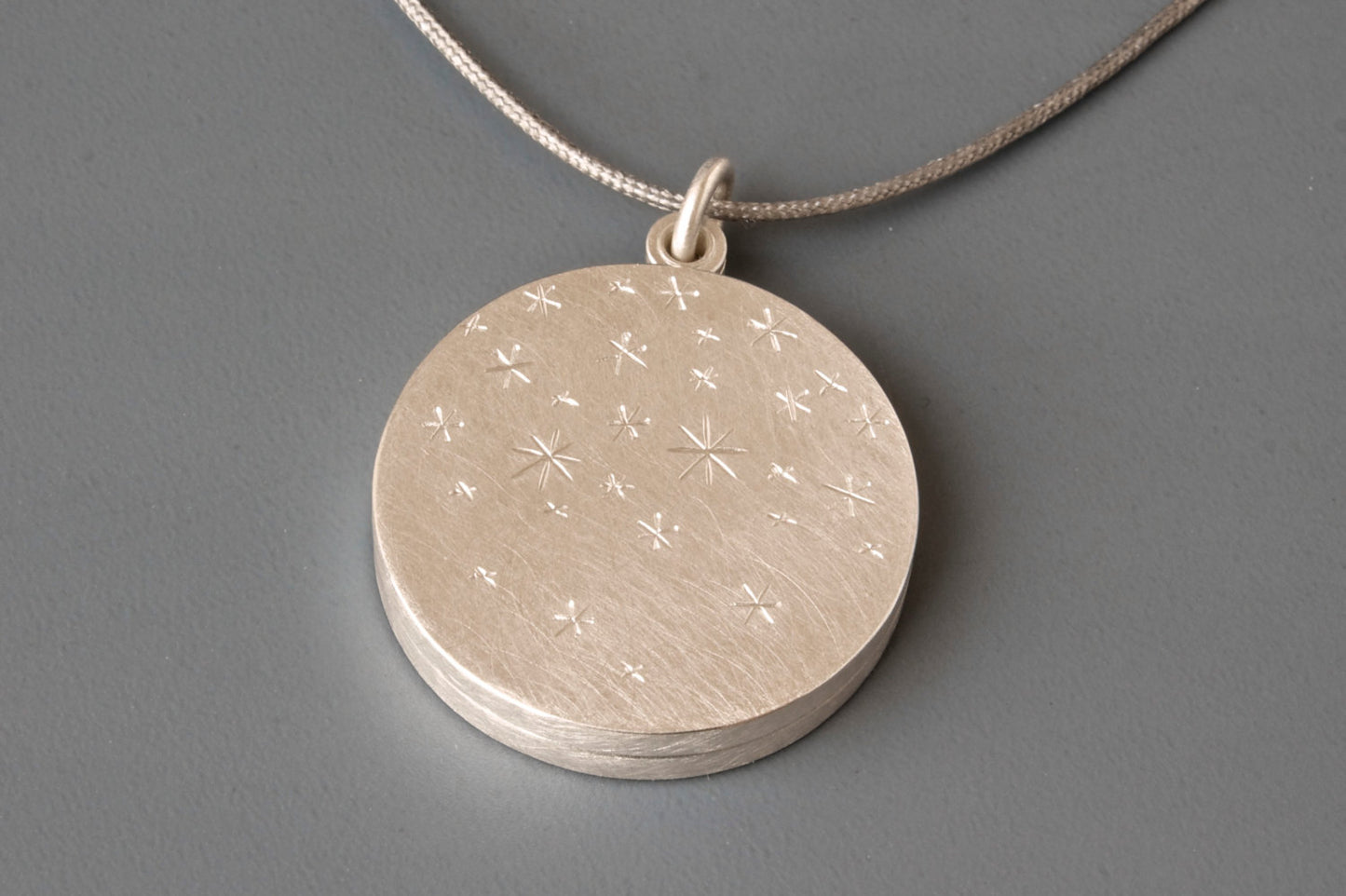 grosses Medaillon aus Sterling Silber für zwei Fotos mit Design Sternennacht