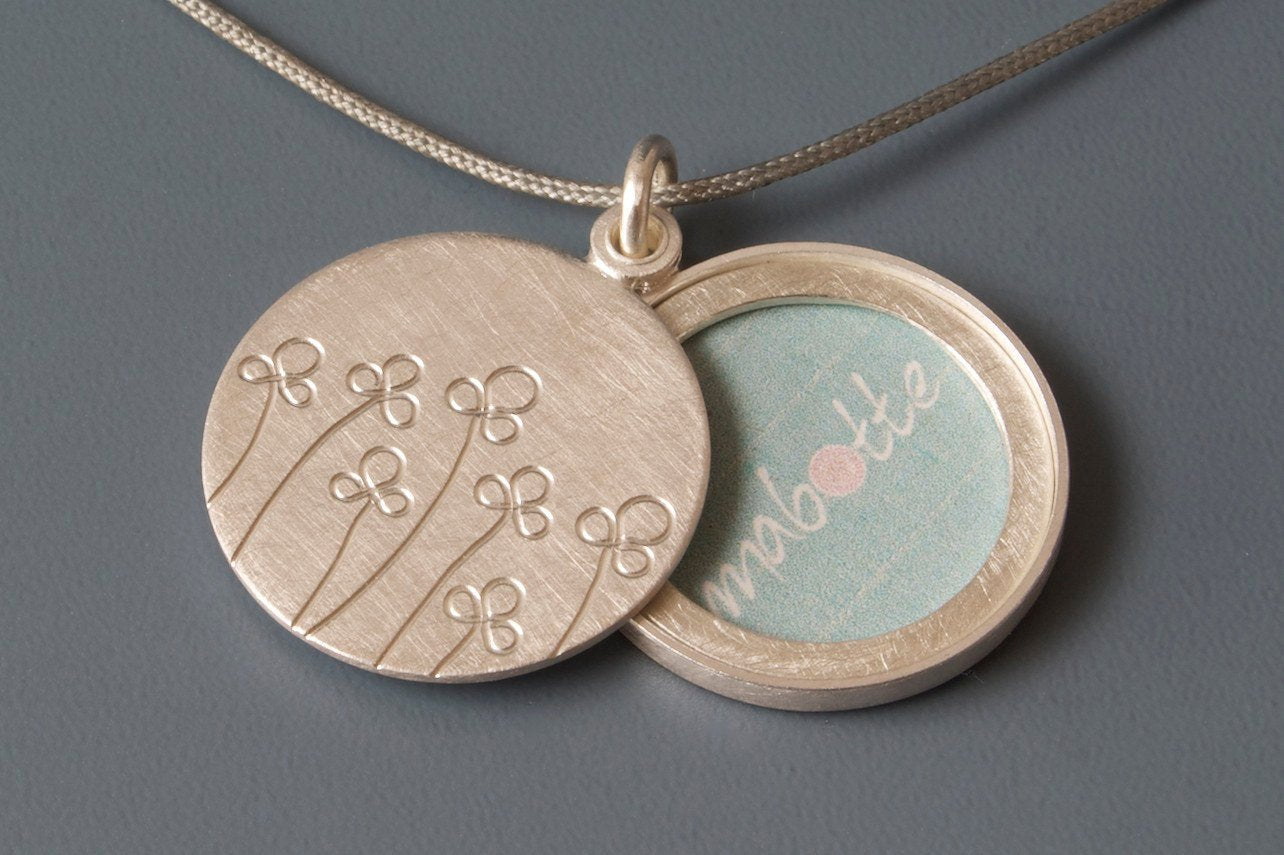 romantisches Medaillon für ein Foto mit Blumenwiese in Sterling Silber