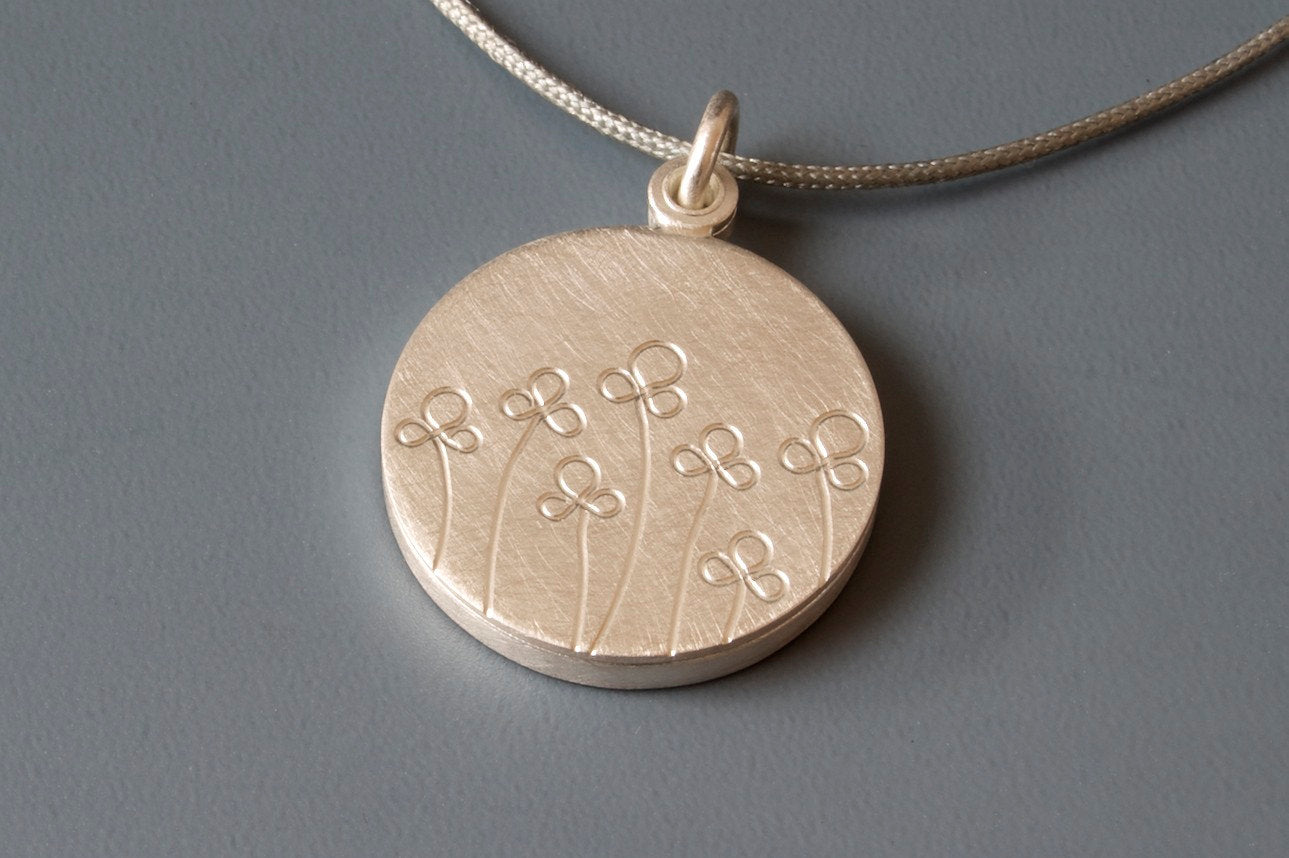 romantisches Medaillon für ein Foto mit Blumenwiese in Sterling Silber