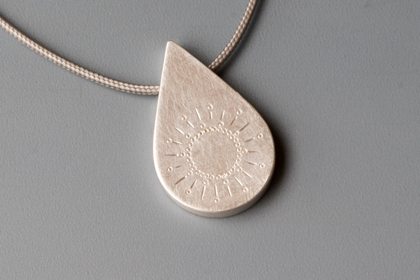 einzigartiges Foto-Medaillon in Tropfenform aus Sterling Silber mit Sonne