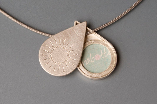 einzigartiges Foto-Medaillon in Tropfenform aus Sterling Silber mit Sonne