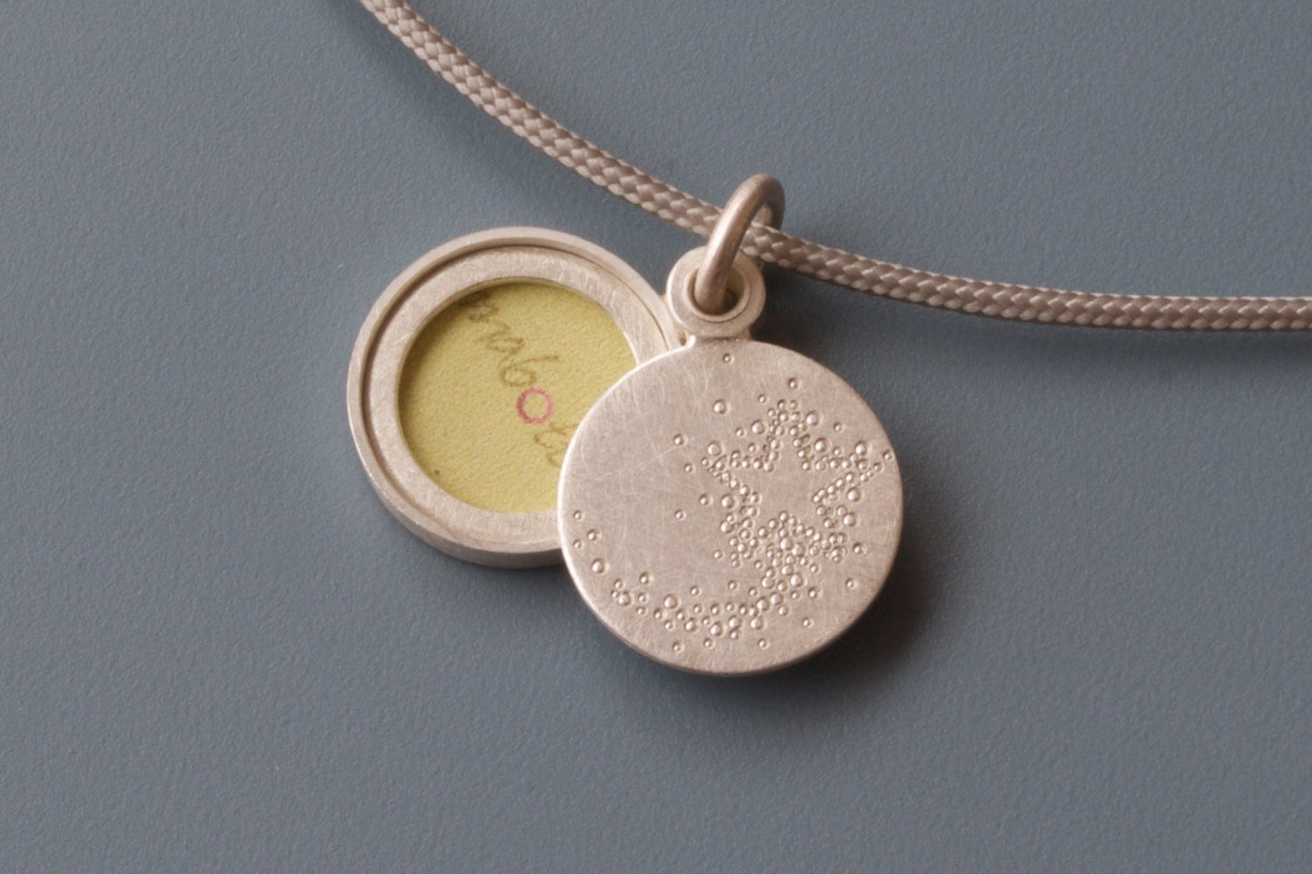 kleines Medaillon für ein Foto mit Sternschnuppe aus Sterling Silber