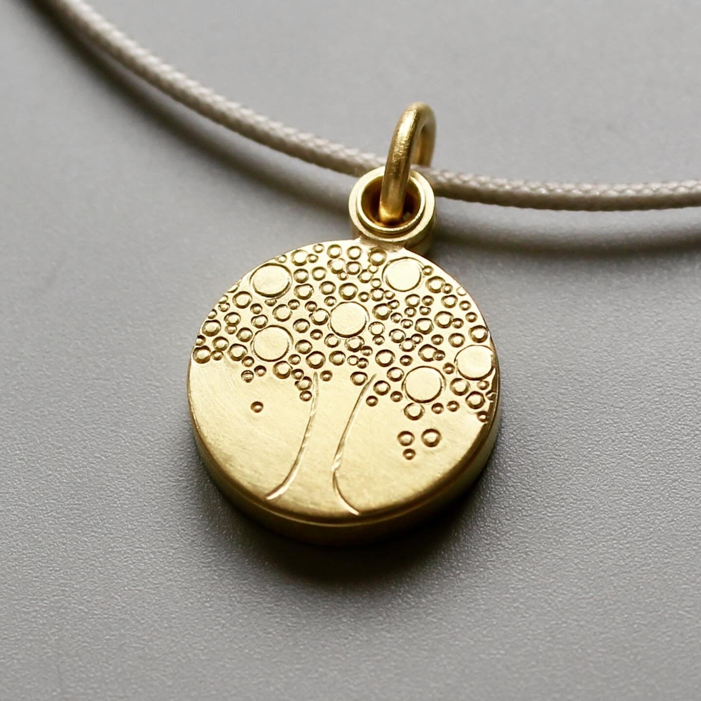 kleines Fotomedaillon aus Gold mit Baummotiv