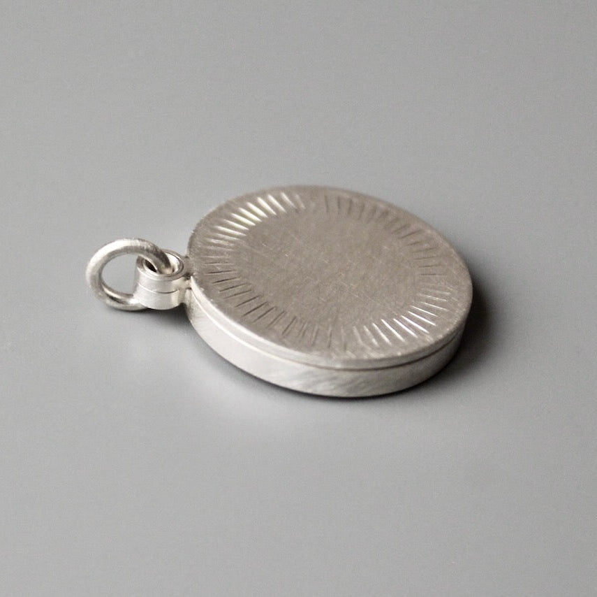 schlichtes Medaillon aus Sterling Silber für ein Foto mit Strahlenkranz