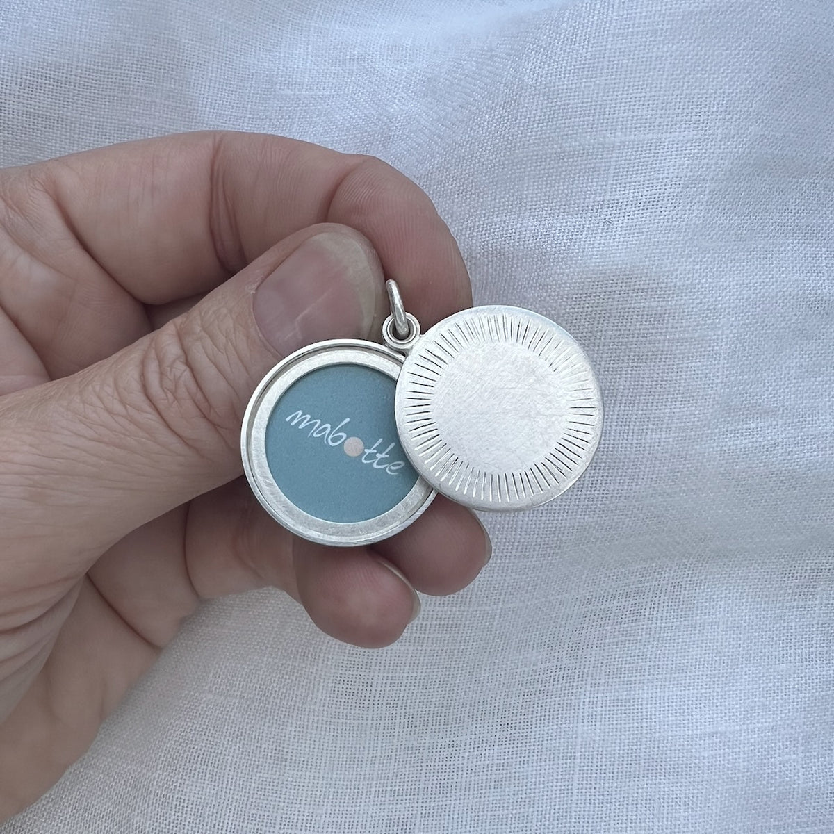 schlichtes Medaillon aus Sterling Silber für ein Foto mit Strahlenkranz