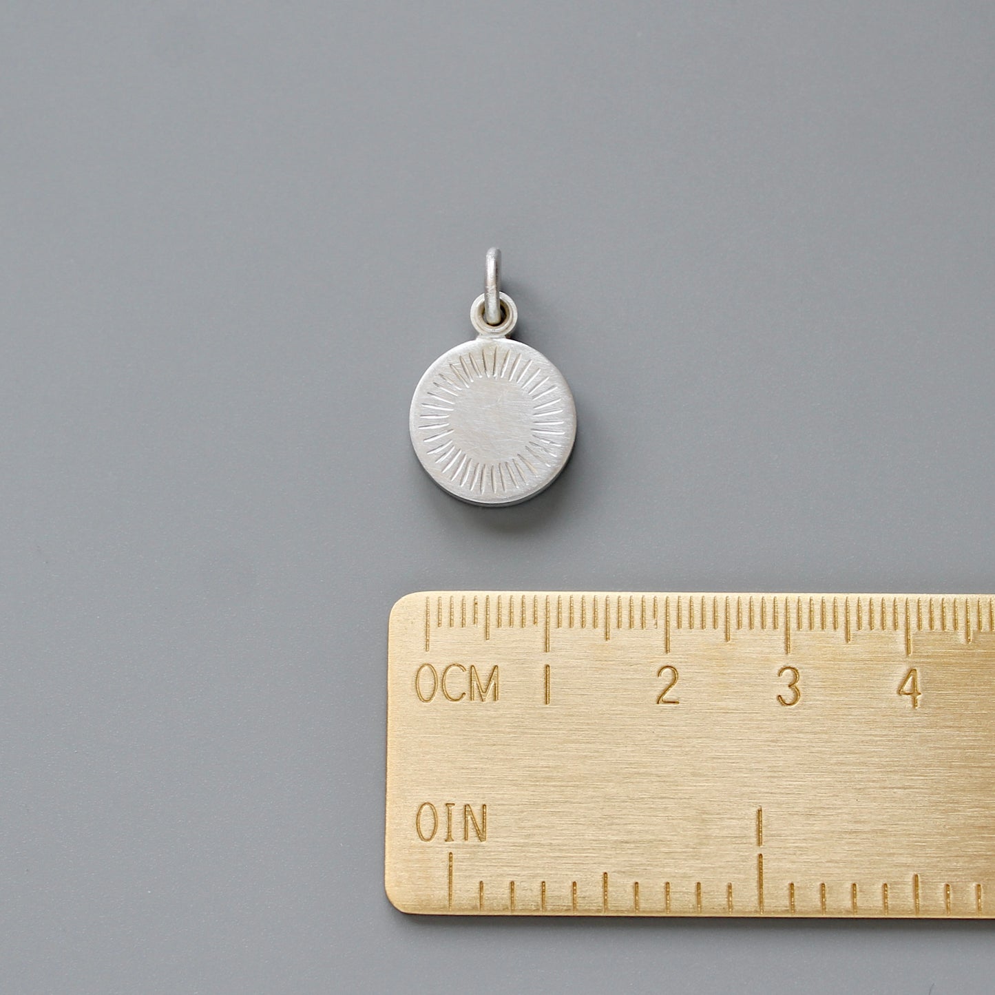 small minimalist silver locket for one picture with aureole