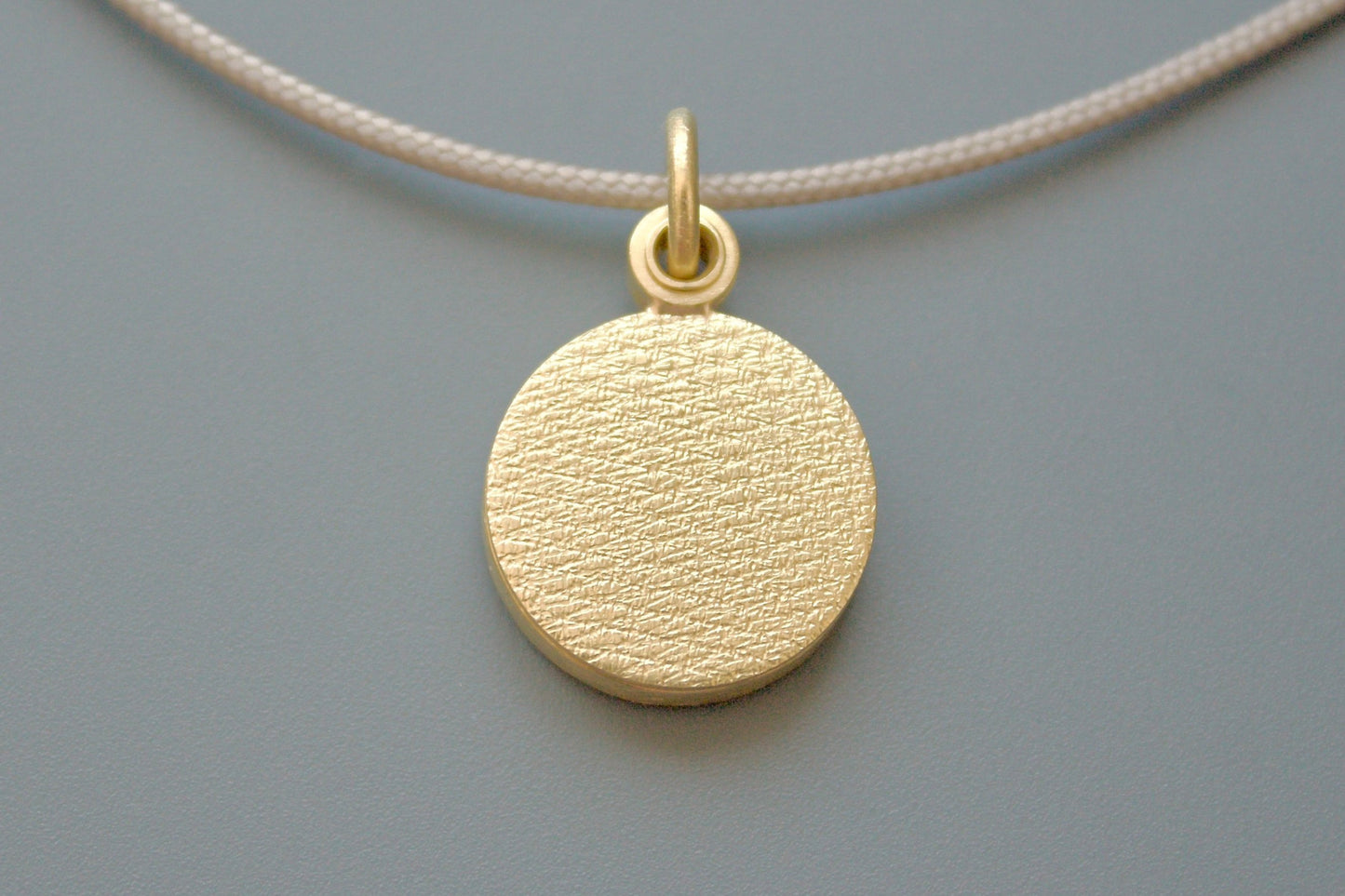 Reserviert für D.S.: Medaillon für 2 Fotos, Durchmesser 14mm, Design: Struktur, 750/000 Roségold