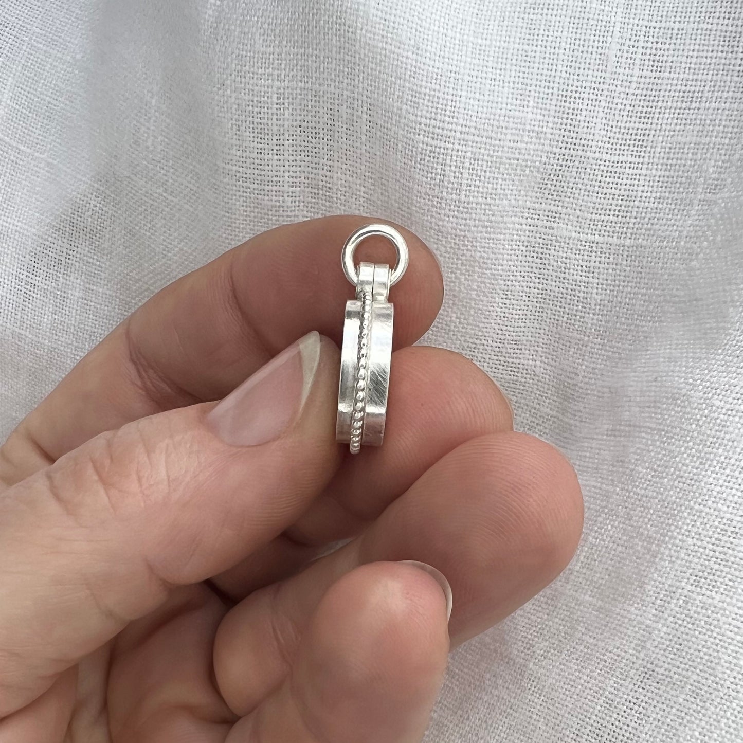 Fotomedaillon aus Sterling Silber mit Rahmen aus Silberperlen Sonderedition