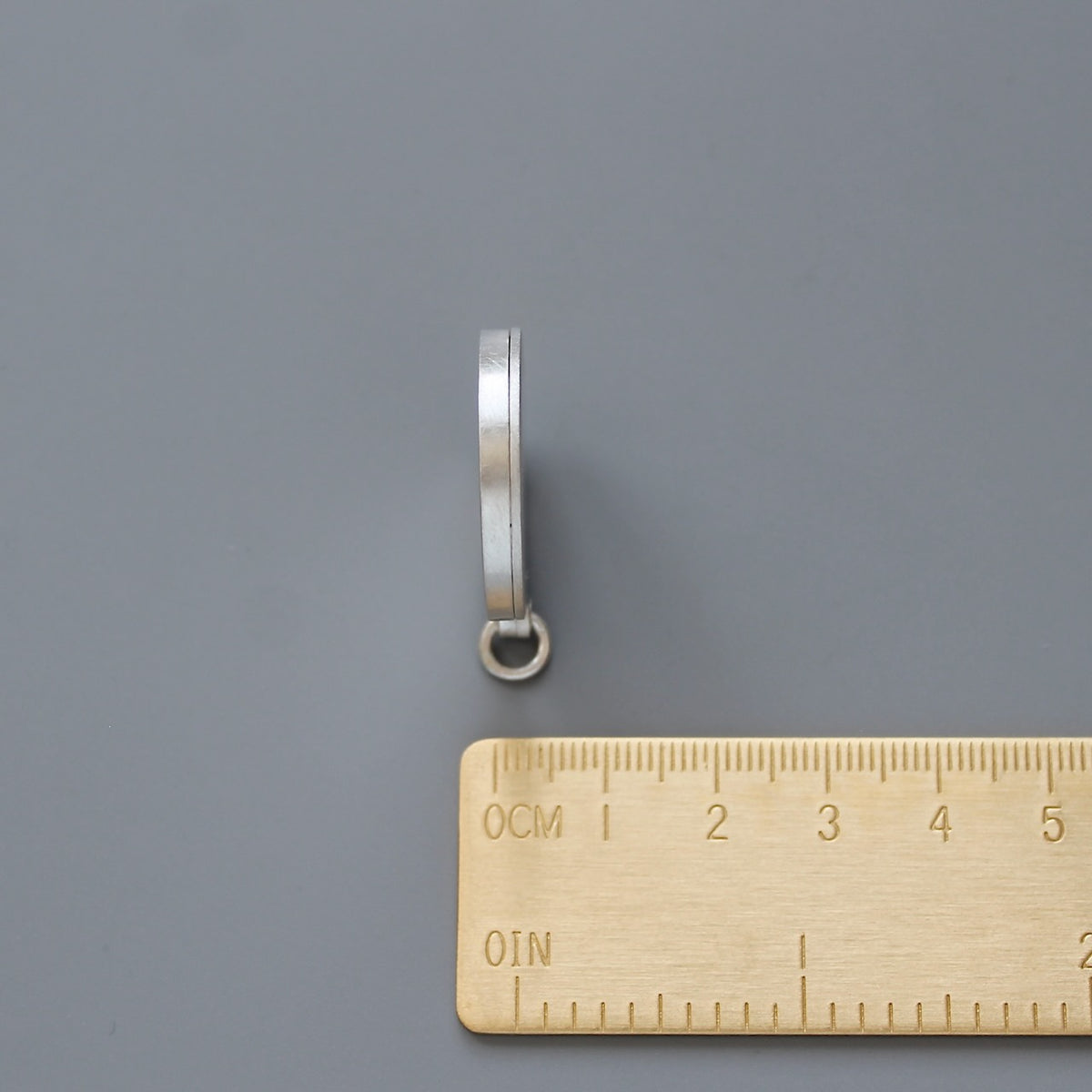 schlichtes Medaillon aus Sterling Silber für ein Foto mit Strahlenkranz