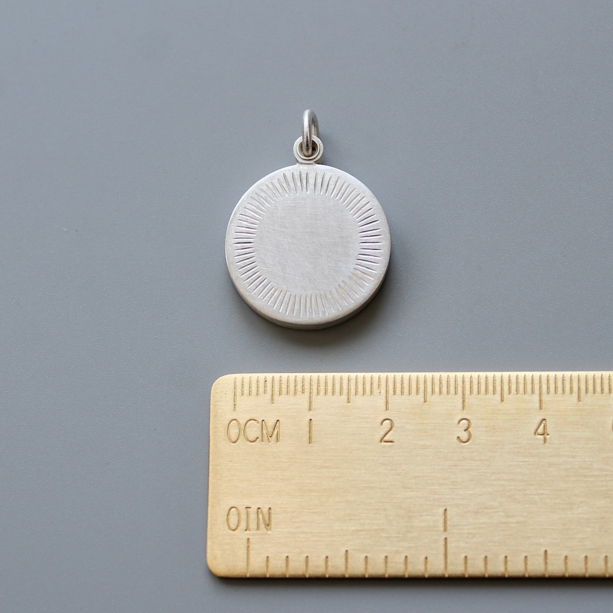 schlichtes Medaillon aus Sterling Silber für ein Foto mit Strahlenkranz