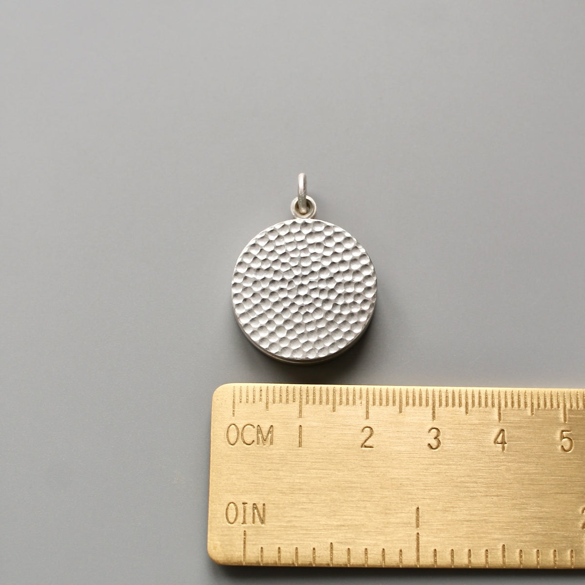 schlichtes Fotomedaillon mit gehämmerter Oberfläche aus Sterling Silber