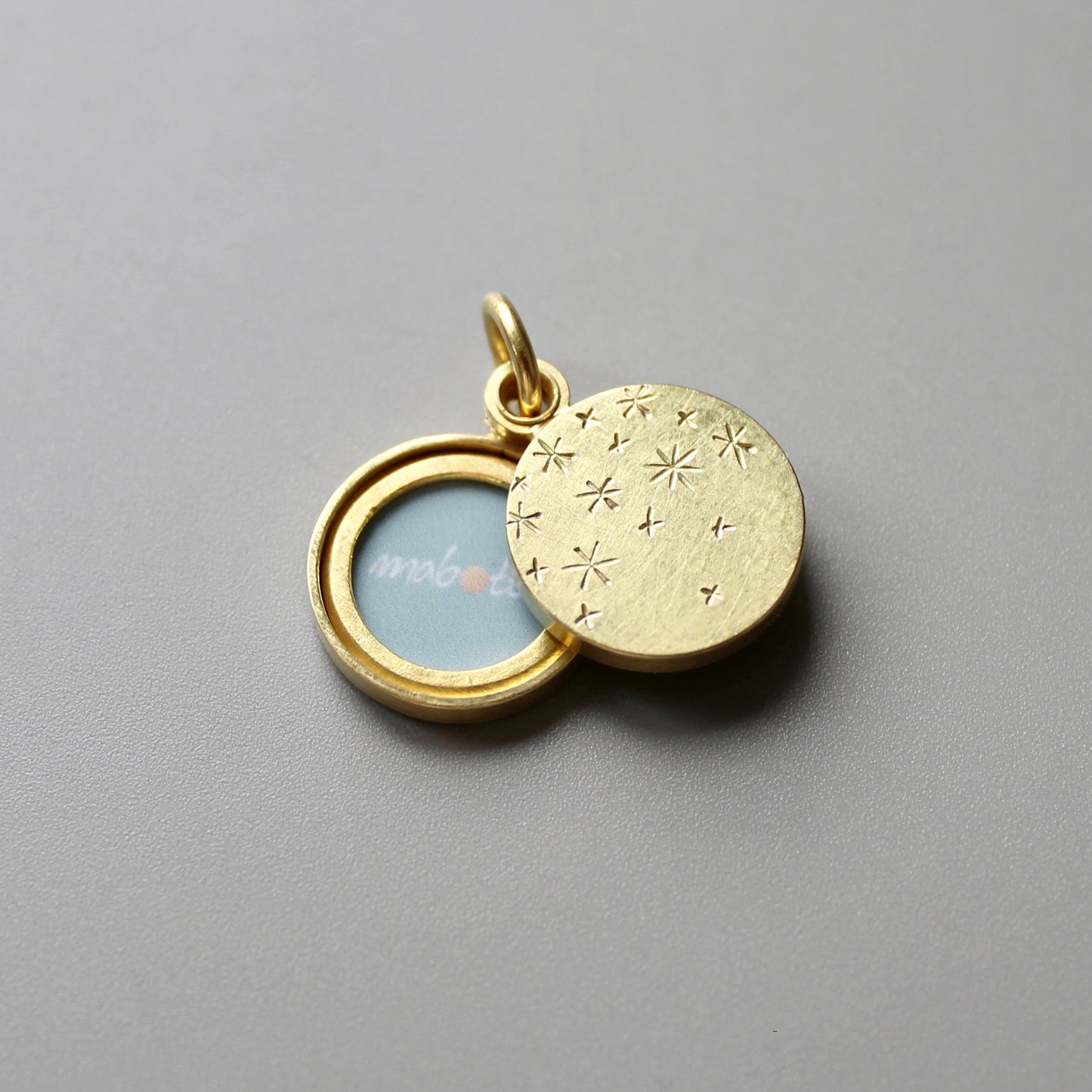 beautiful 18ct gold locket for two photos with stars