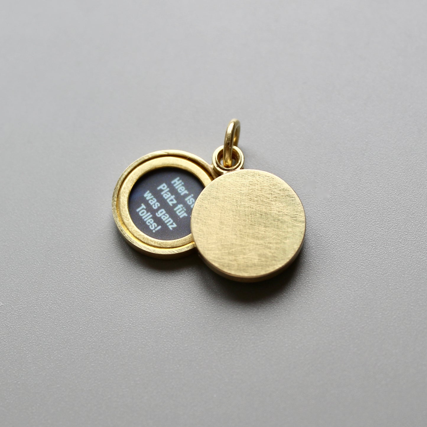 beautiful 18ct gold locket for two photos with stars