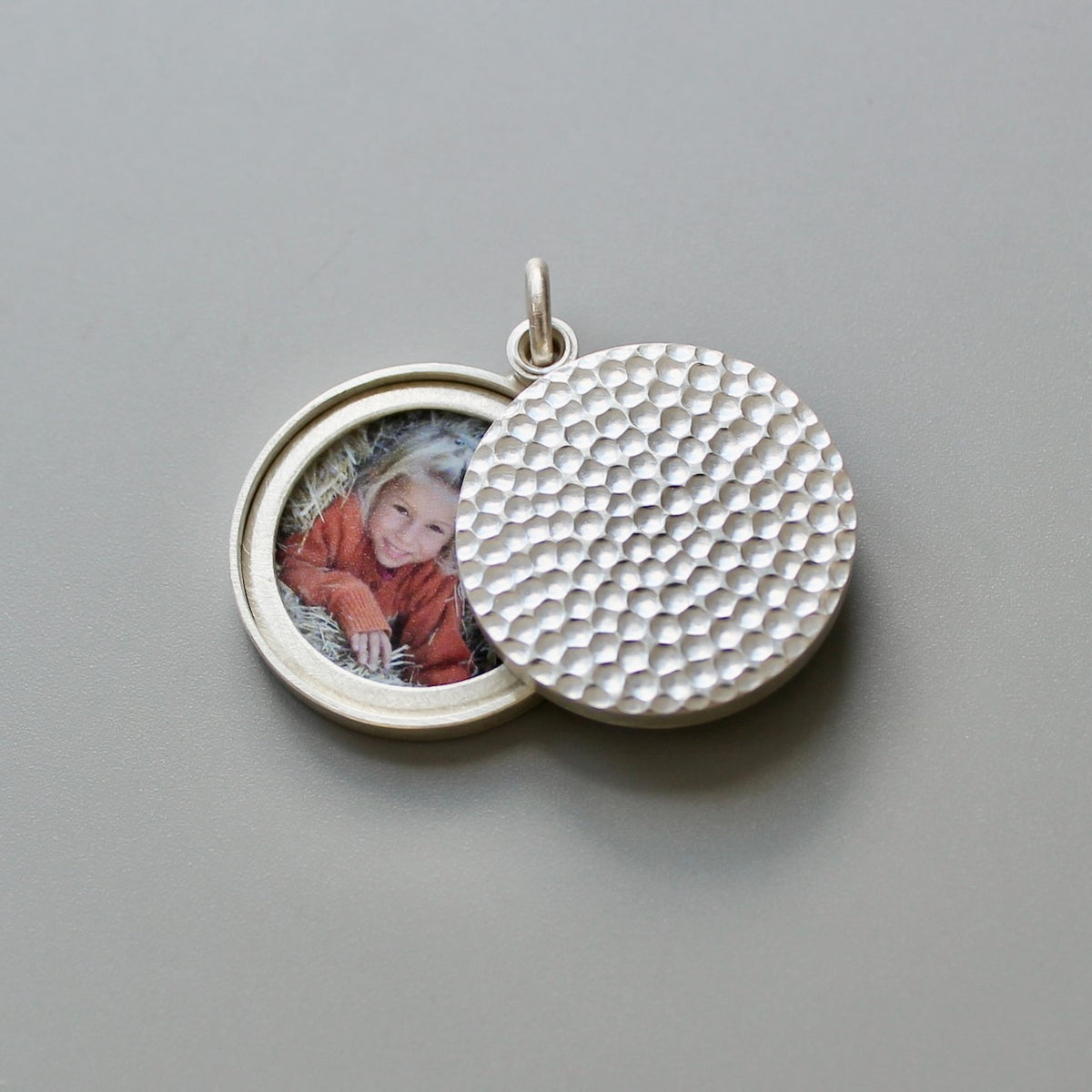 schlichtes Fotomedaillon mit gehämmerter Oberfläche aus Sterling Silber