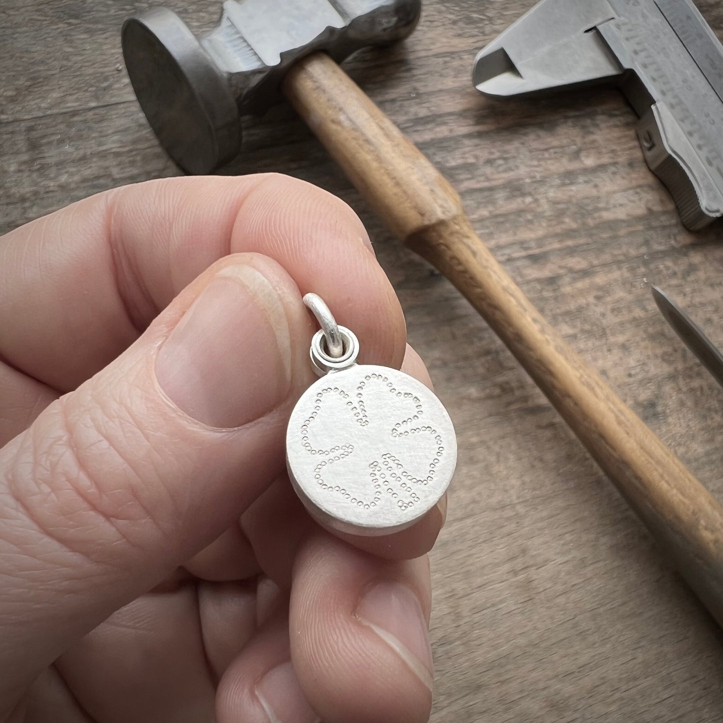 kleines silbernes Medaillon für ein Foto mit Kleeblatt als Glücksbringer 