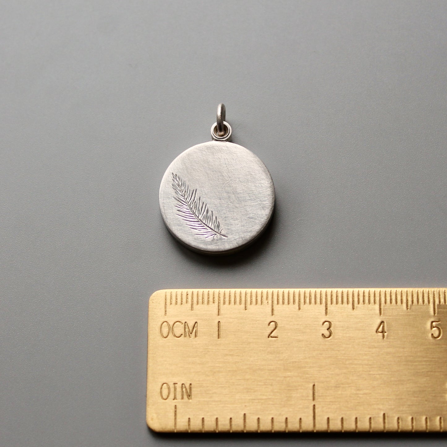 romantisches Glasmedaillon aus Silber Feder