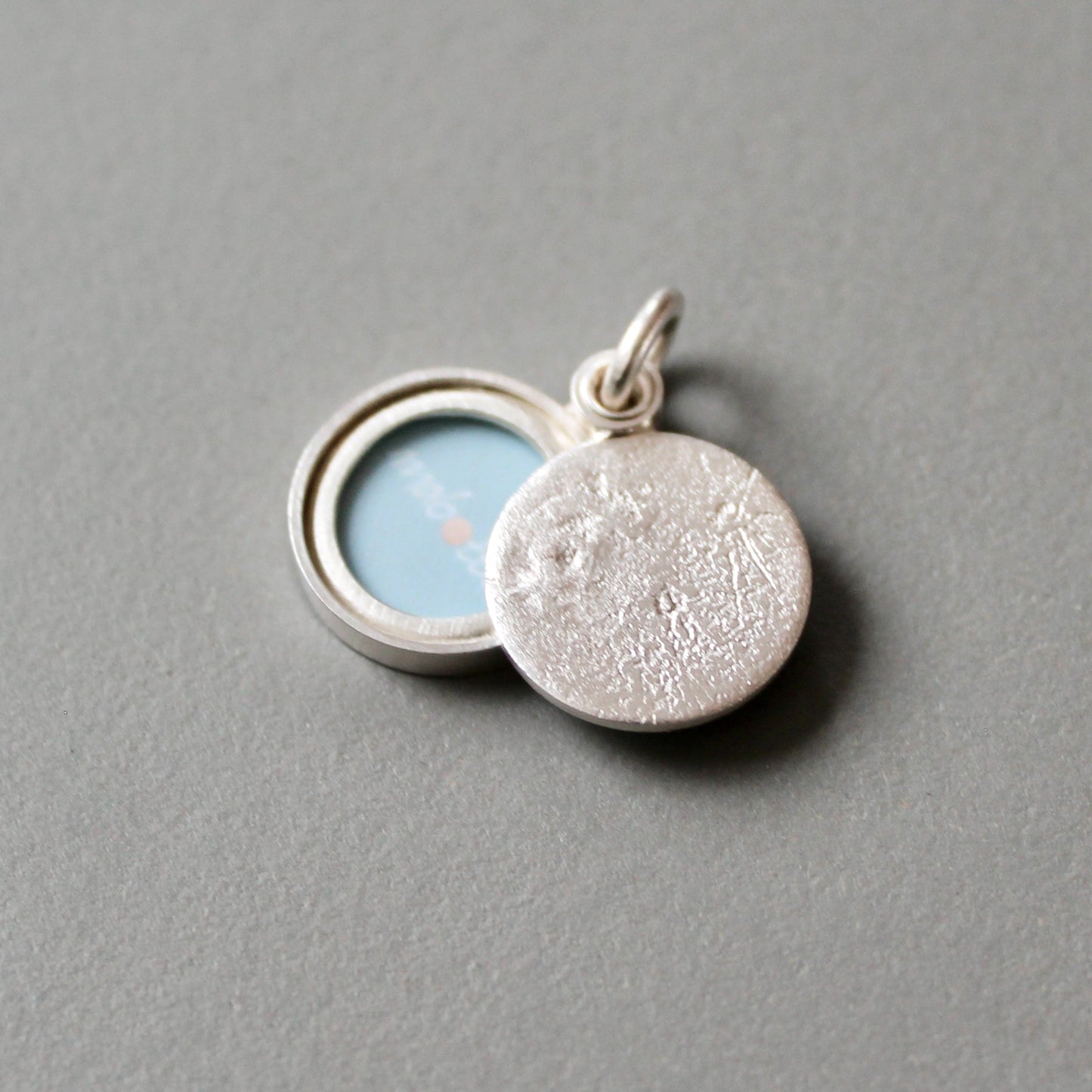 kleines Fotomedaillon mit strukturierter Mondoberfläche, Mondanhänger aus Sterling Silber