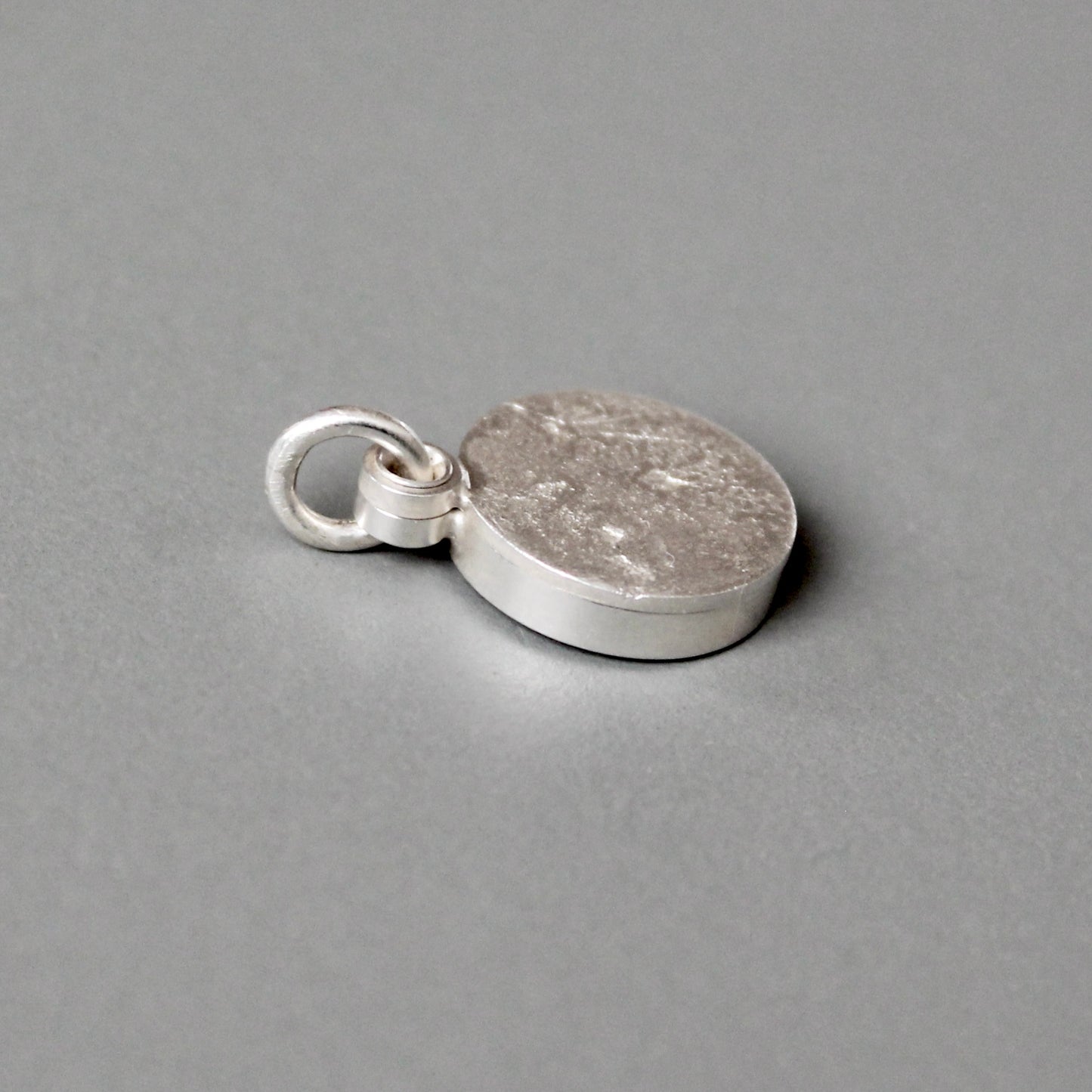 kleines Fotomedaillon mit strukturierter Mondoberfläche, Mondanhänger aus Sterling Silber