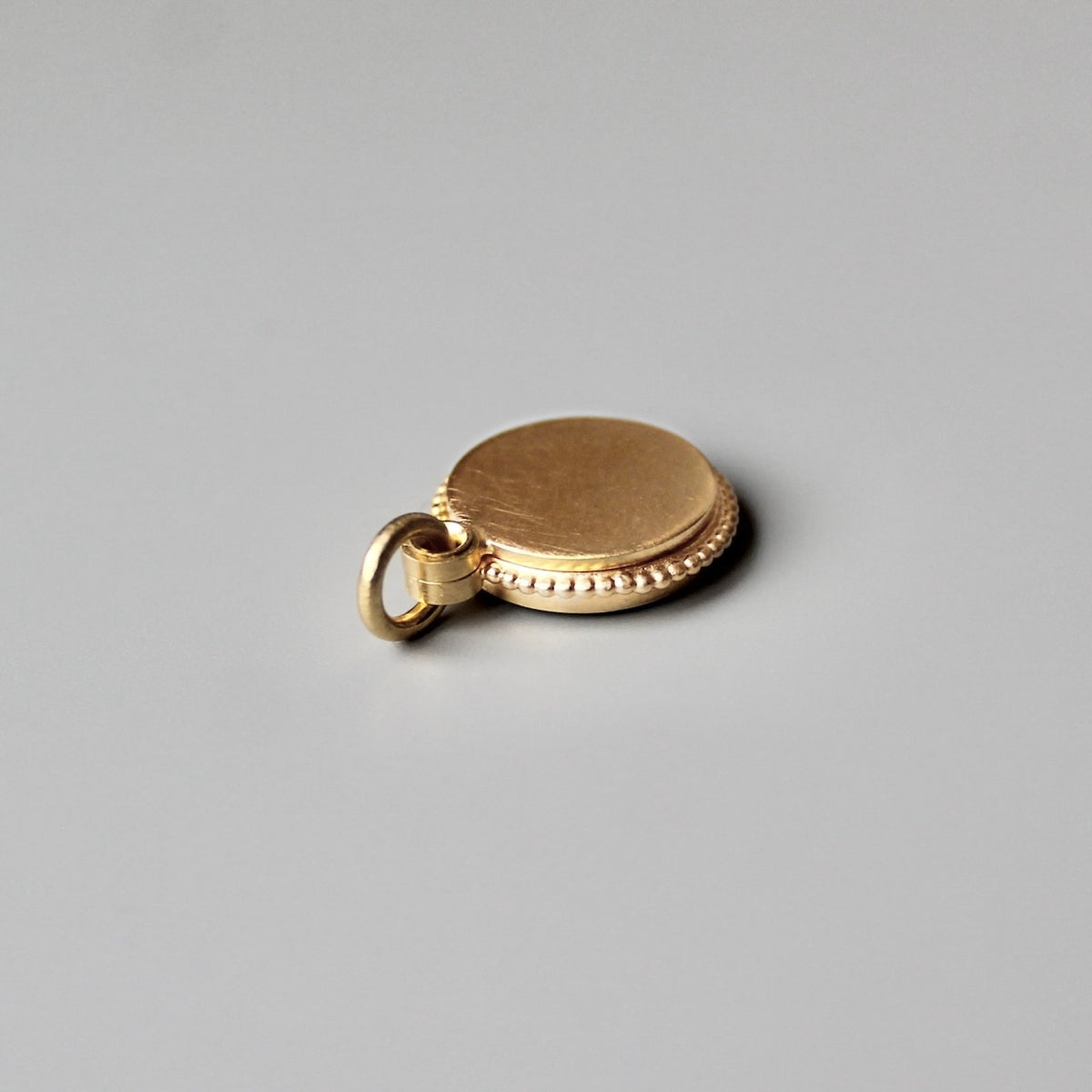 Fotomedaillon aus 750 Gold mit verspielten Details
