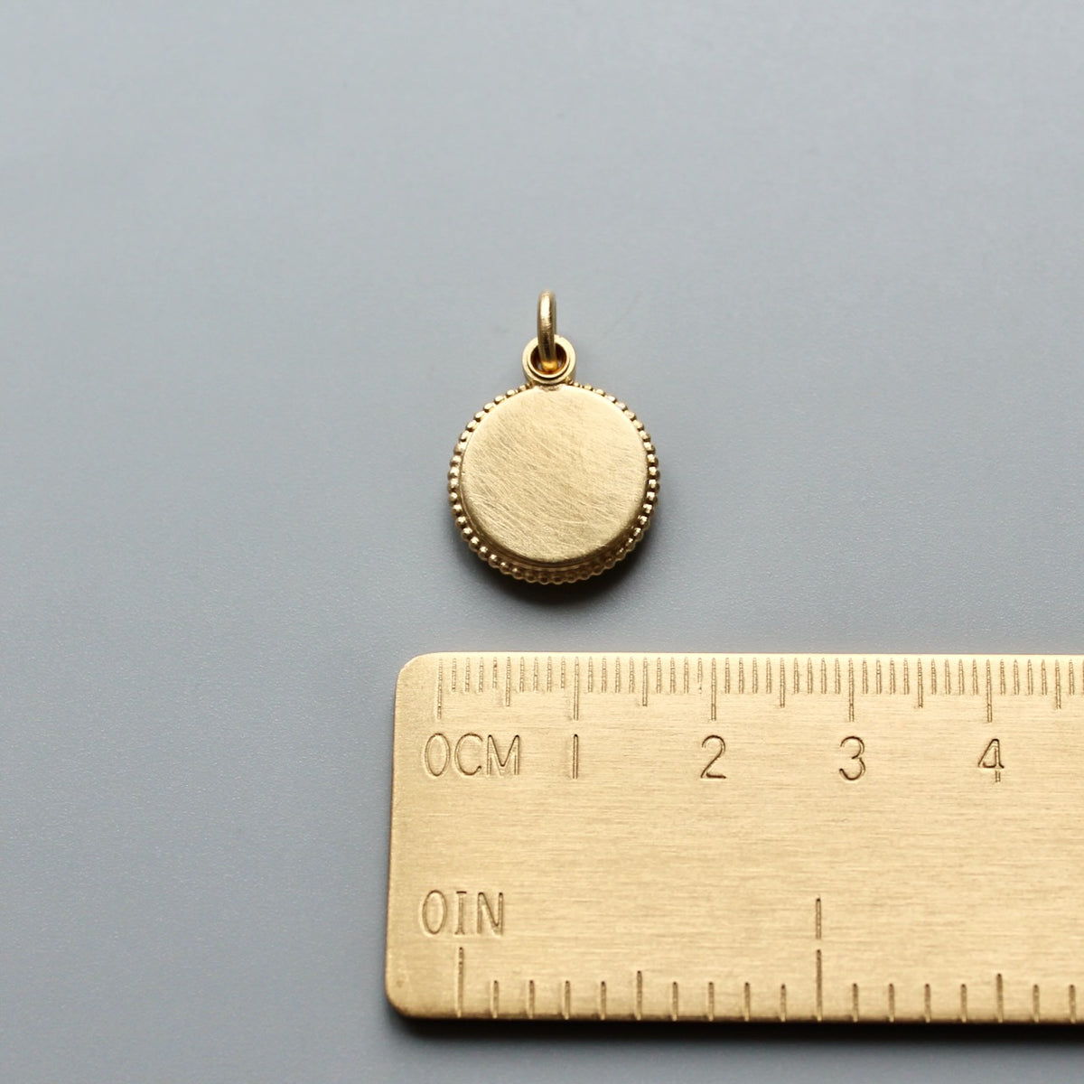 Fotomedaillon aus 750 Gold mit verspielten Details