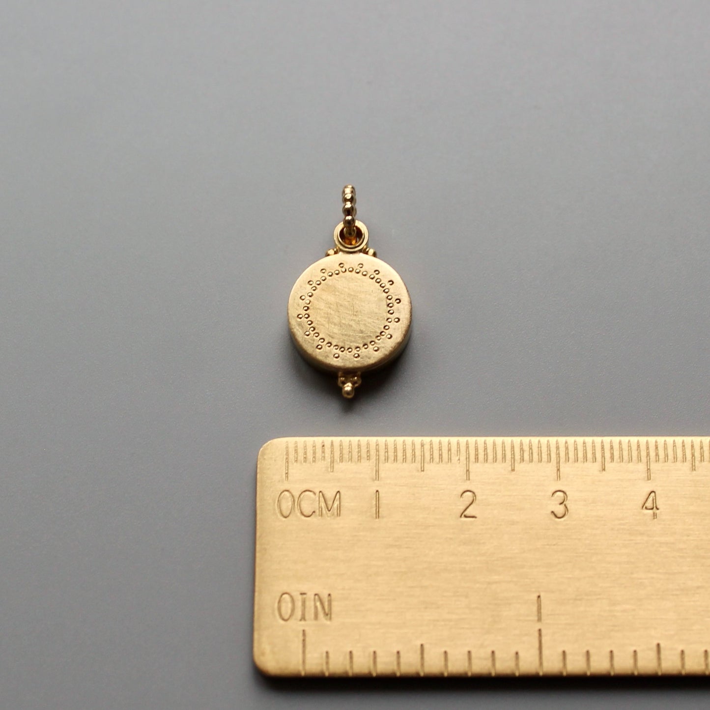 18ct golden photo locket with dainty lace design