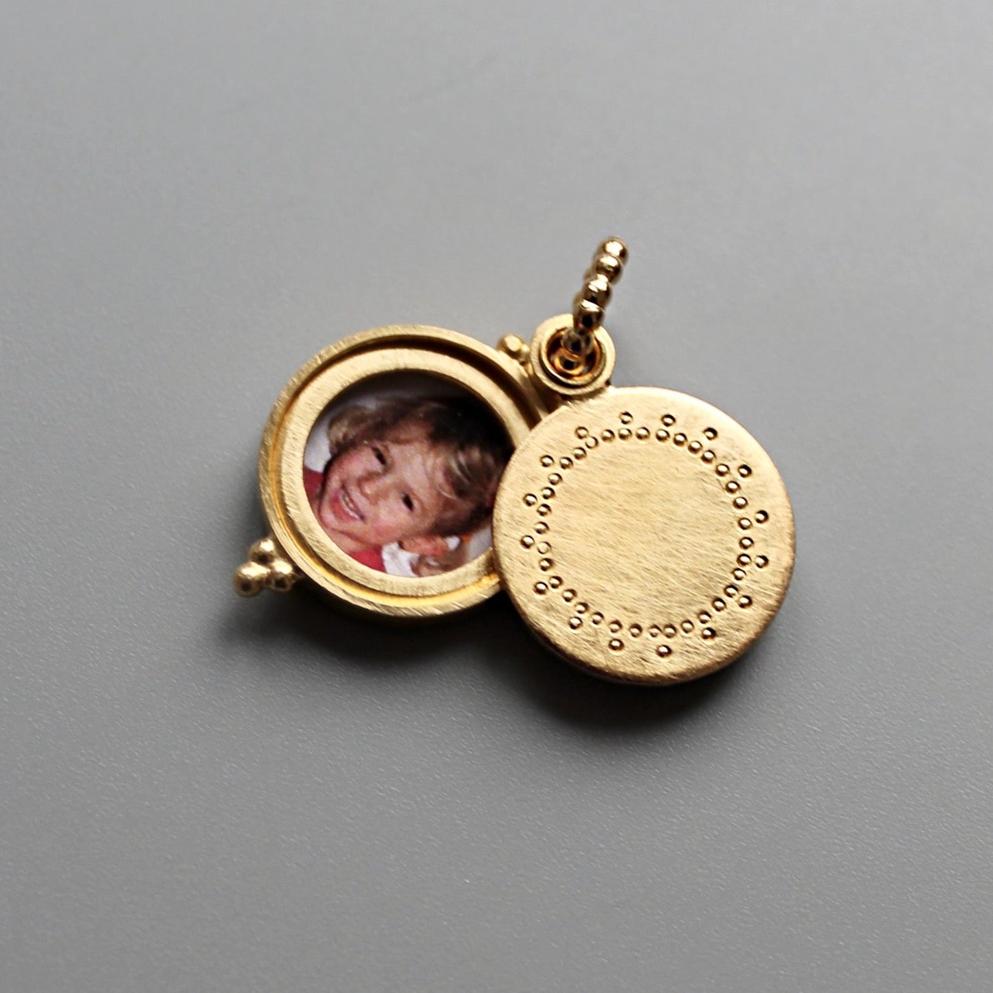 18ct golden photo locket with dainty lace design