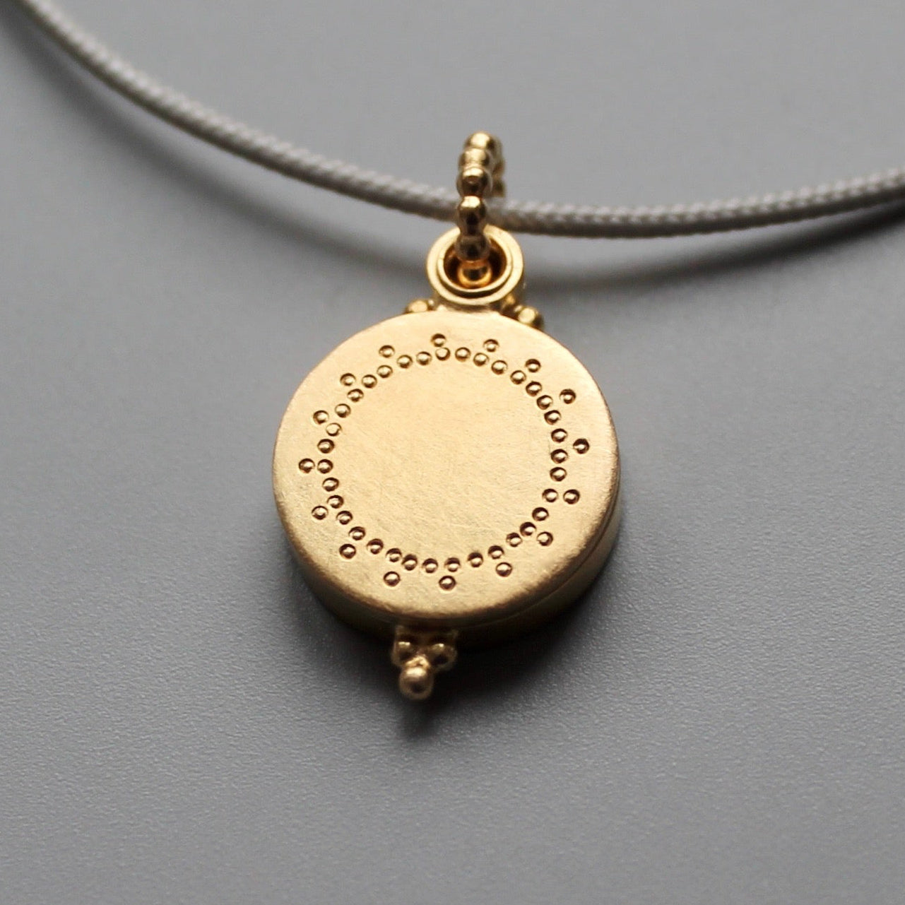 small locket in 18ct gold, with dainty details
