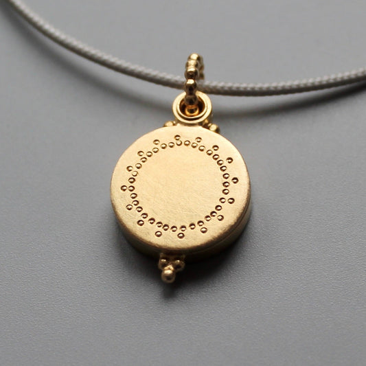 small locket in 18ct gold, with dainty details