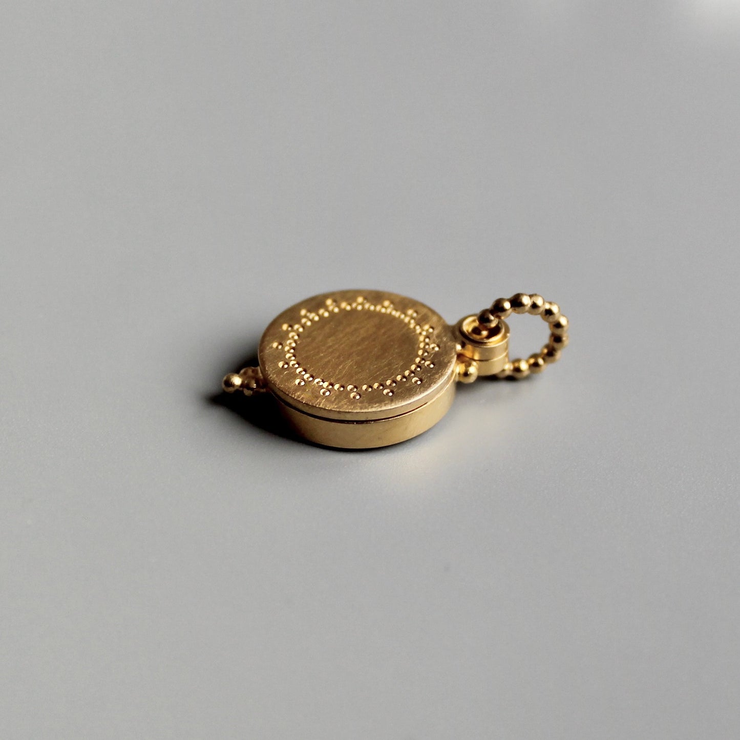 18ct golden photo locket with dainty lace design