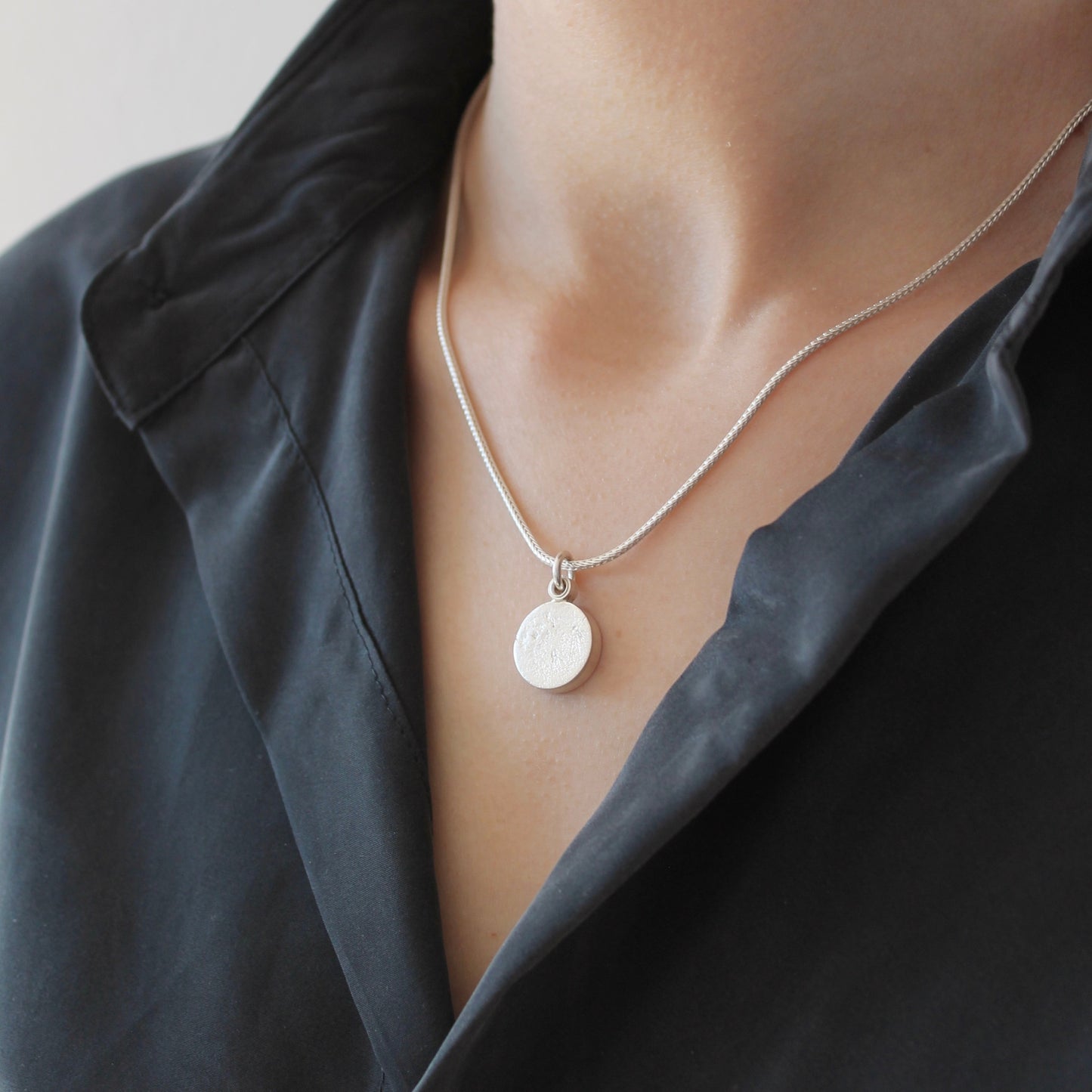 kleines Fotomedaillon mit strukturierter Mondoberfläche, Mondanhänger aus Sterling Silber