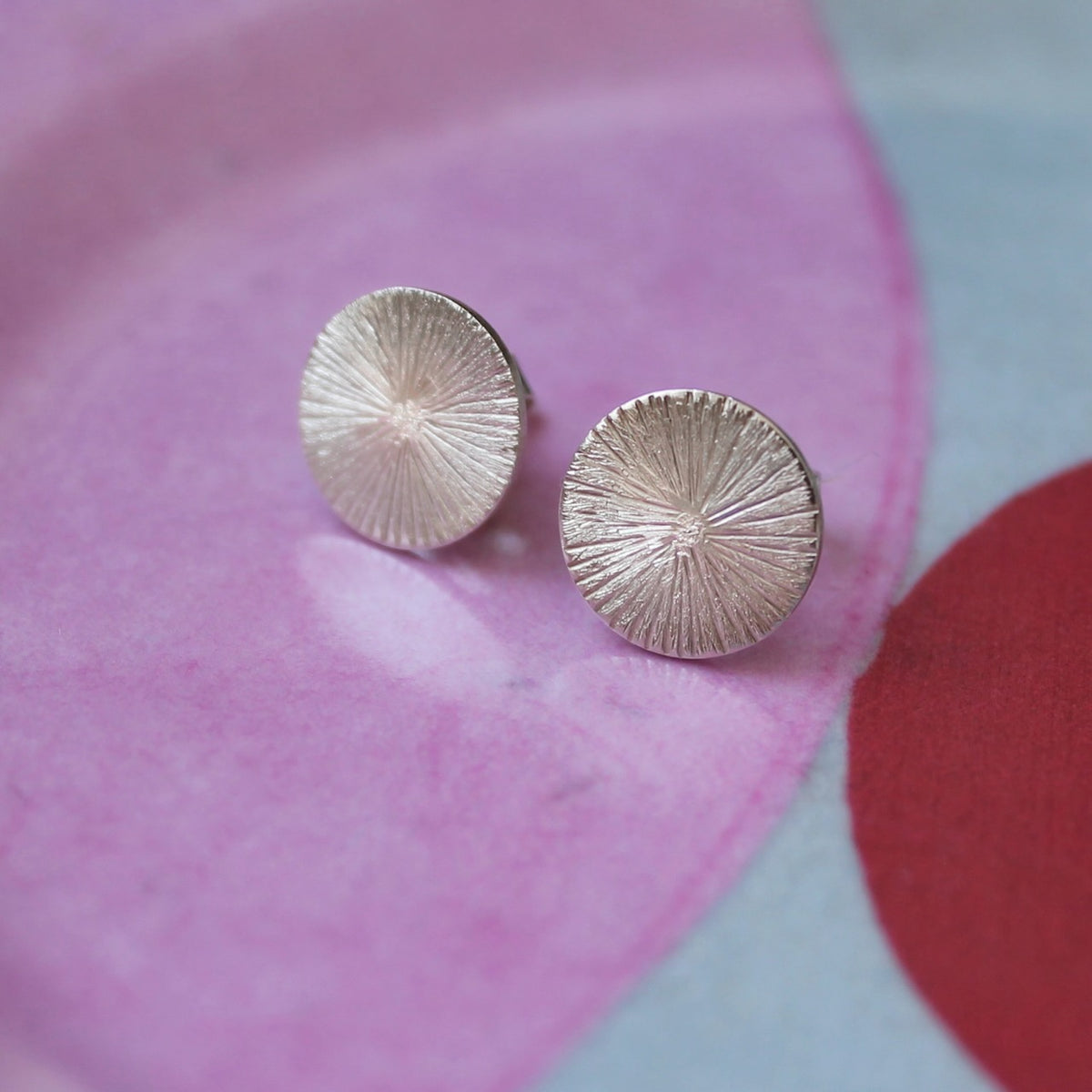 schimmernde Ohrstecker aus Sterling Silber mit gehämmerter Oberfläche