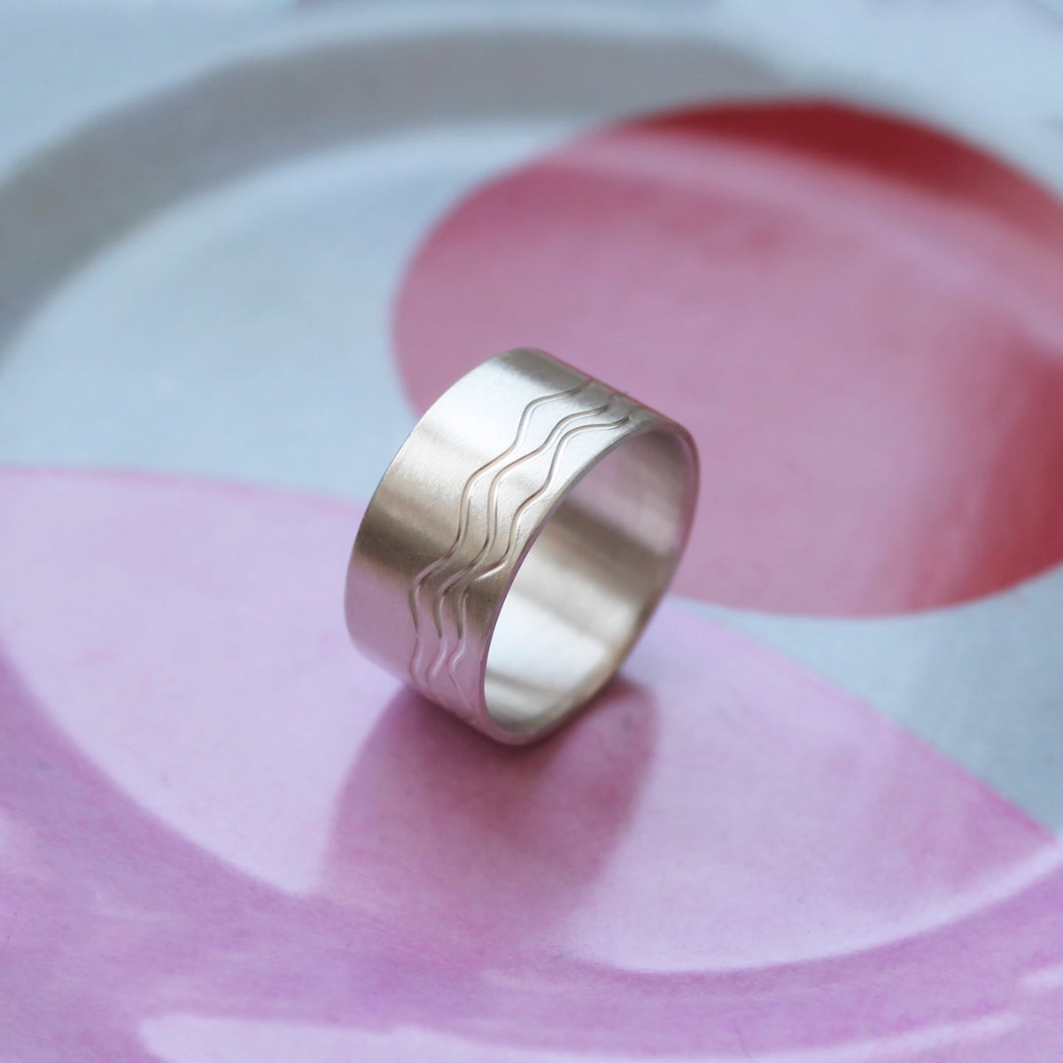 breiter Bandring aus Sterling Silber mit Wellen