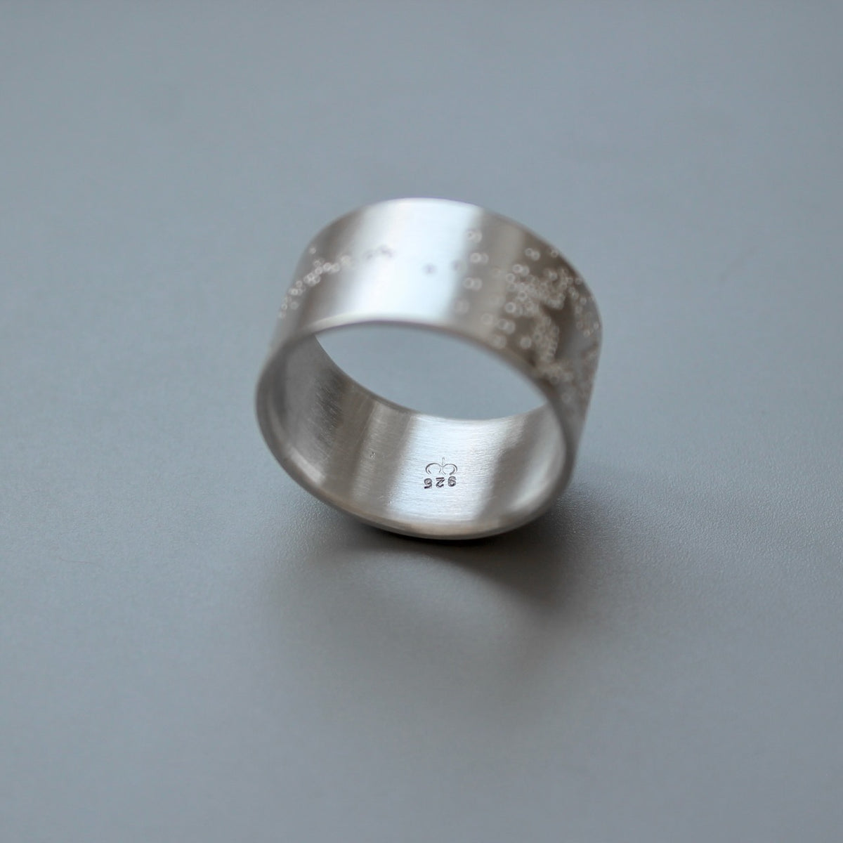 breiter Bandring aus Sterling Silber mit Sternschnuppe