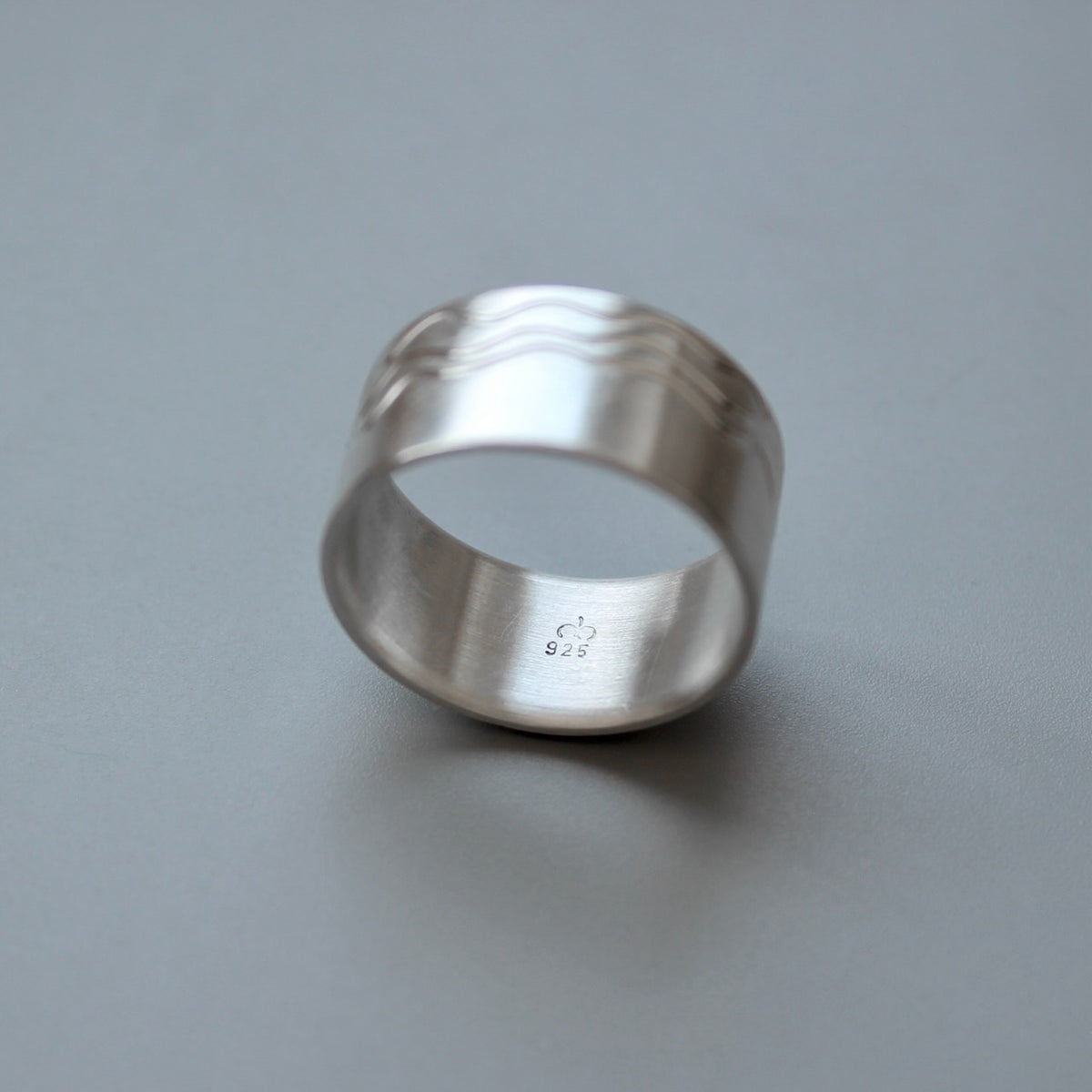 breiter Bandring aus Sterling Silber mit Wellen