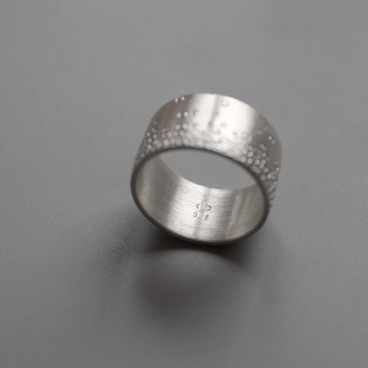 unisex silver band ring with bubbles design