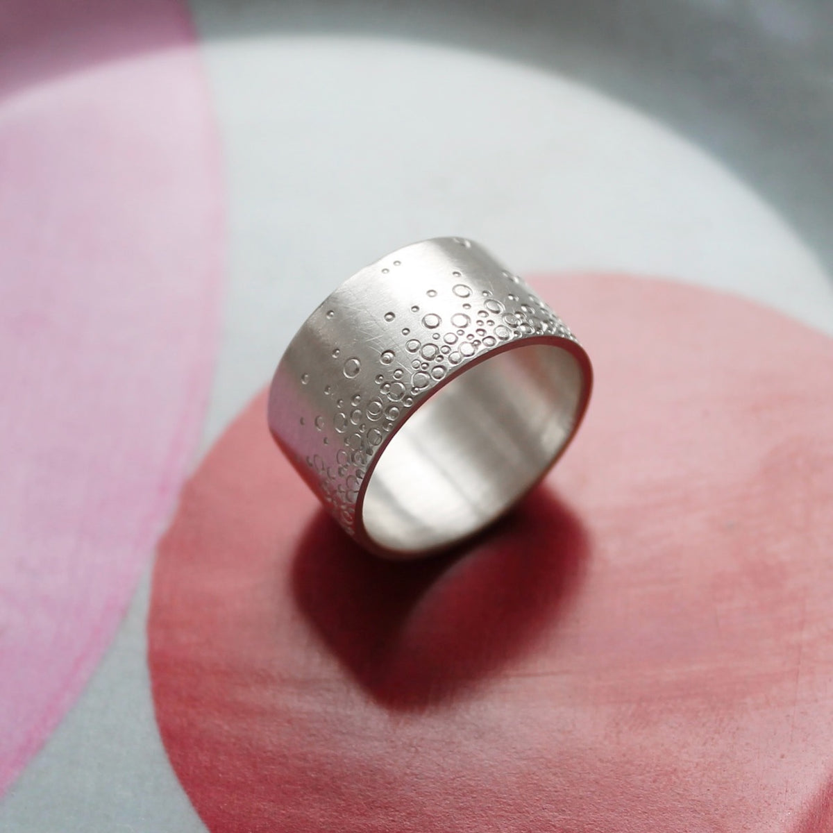 unisex silver band ring with bubbles design