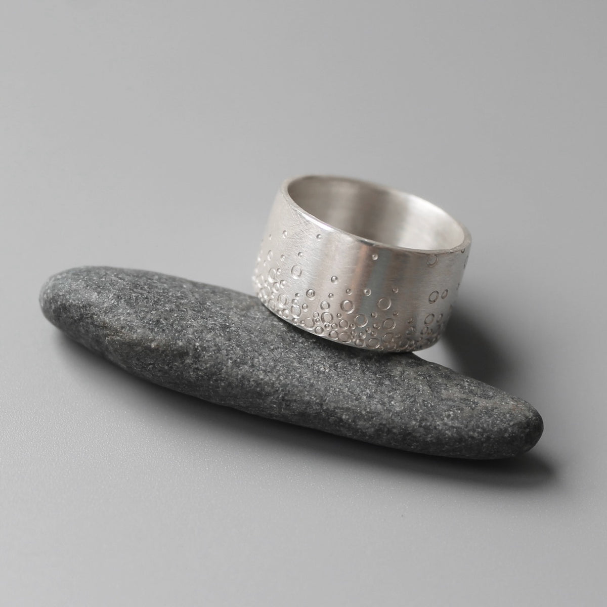unisex silver band ring with bubbles design