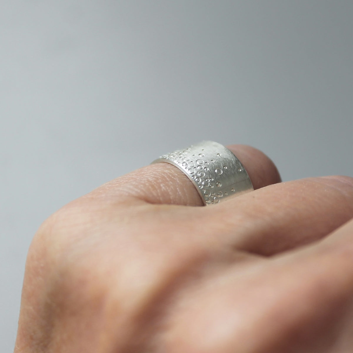 unisex silver band ring with bubbles design