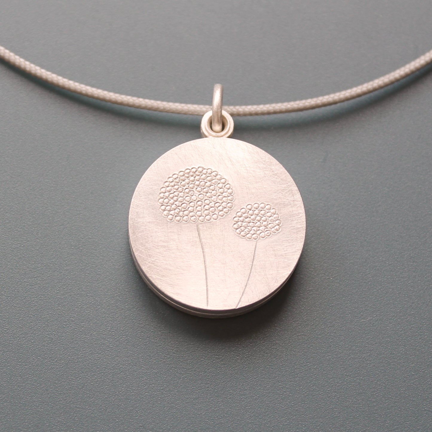 wunderschönes Medaillon mit Vergissmeinnicht-Samen und Pusteblumen aus Sterling Silber