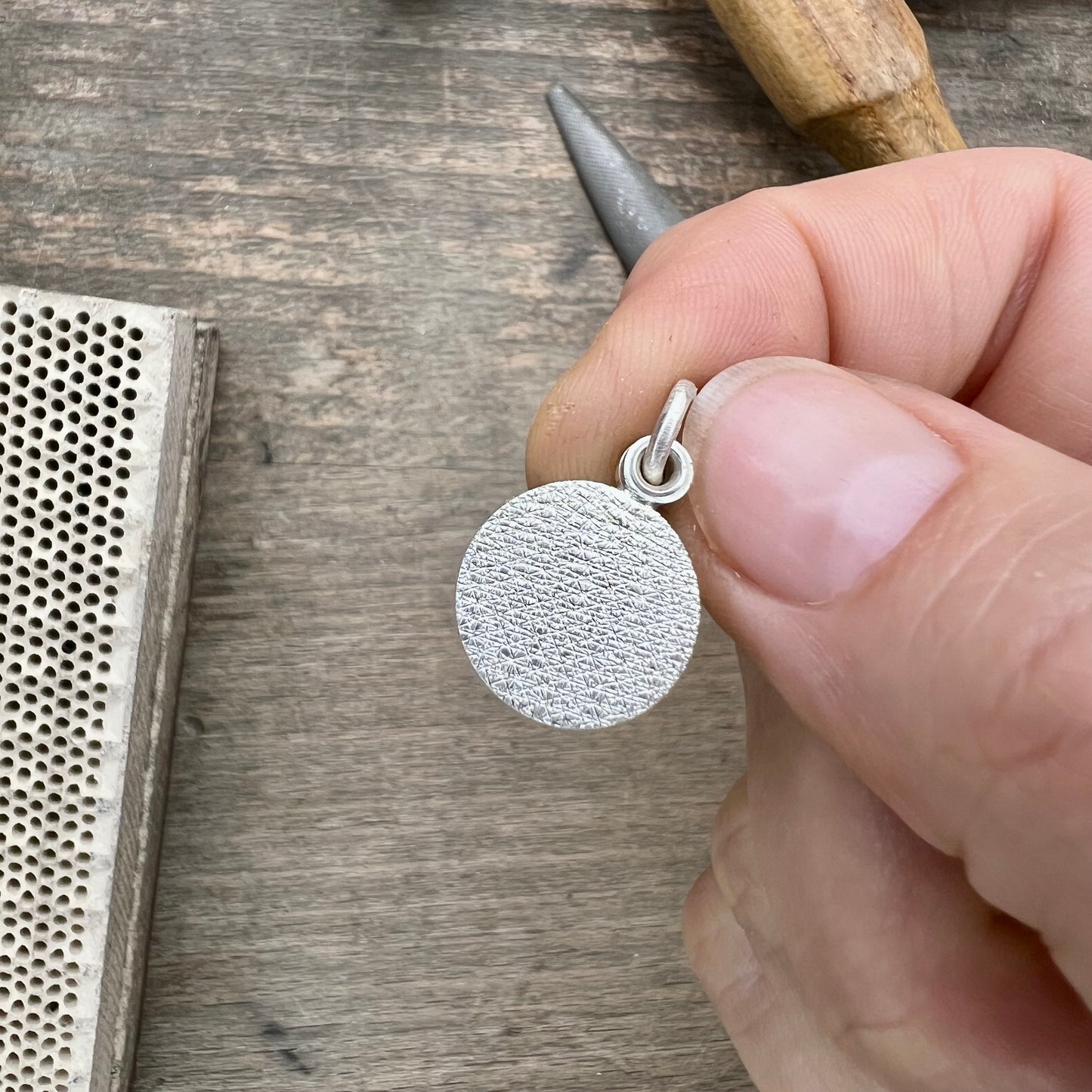 modernes Medaillon für zwei kleine Fotos mit strukturierter Oberfläche aus Sterling Silber