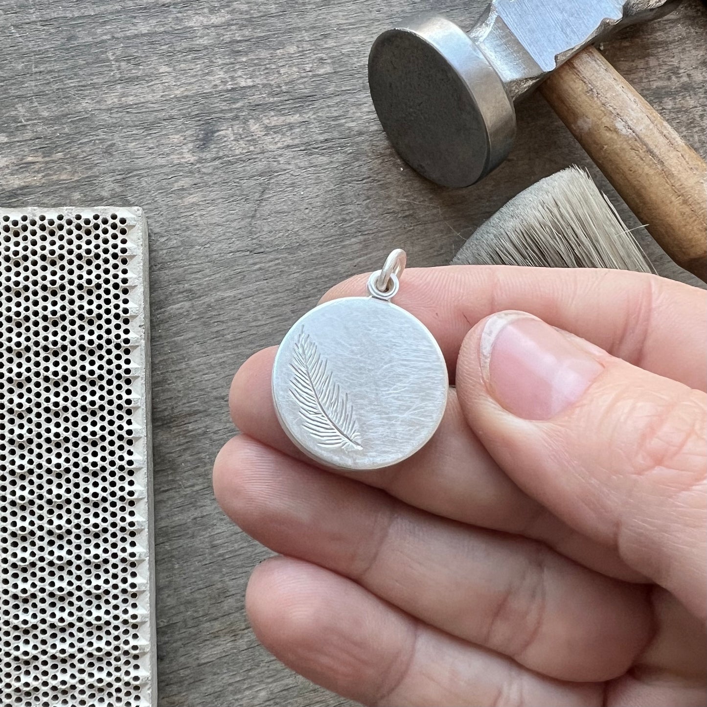 romantisches Glasmedaillon aus Silber Feder